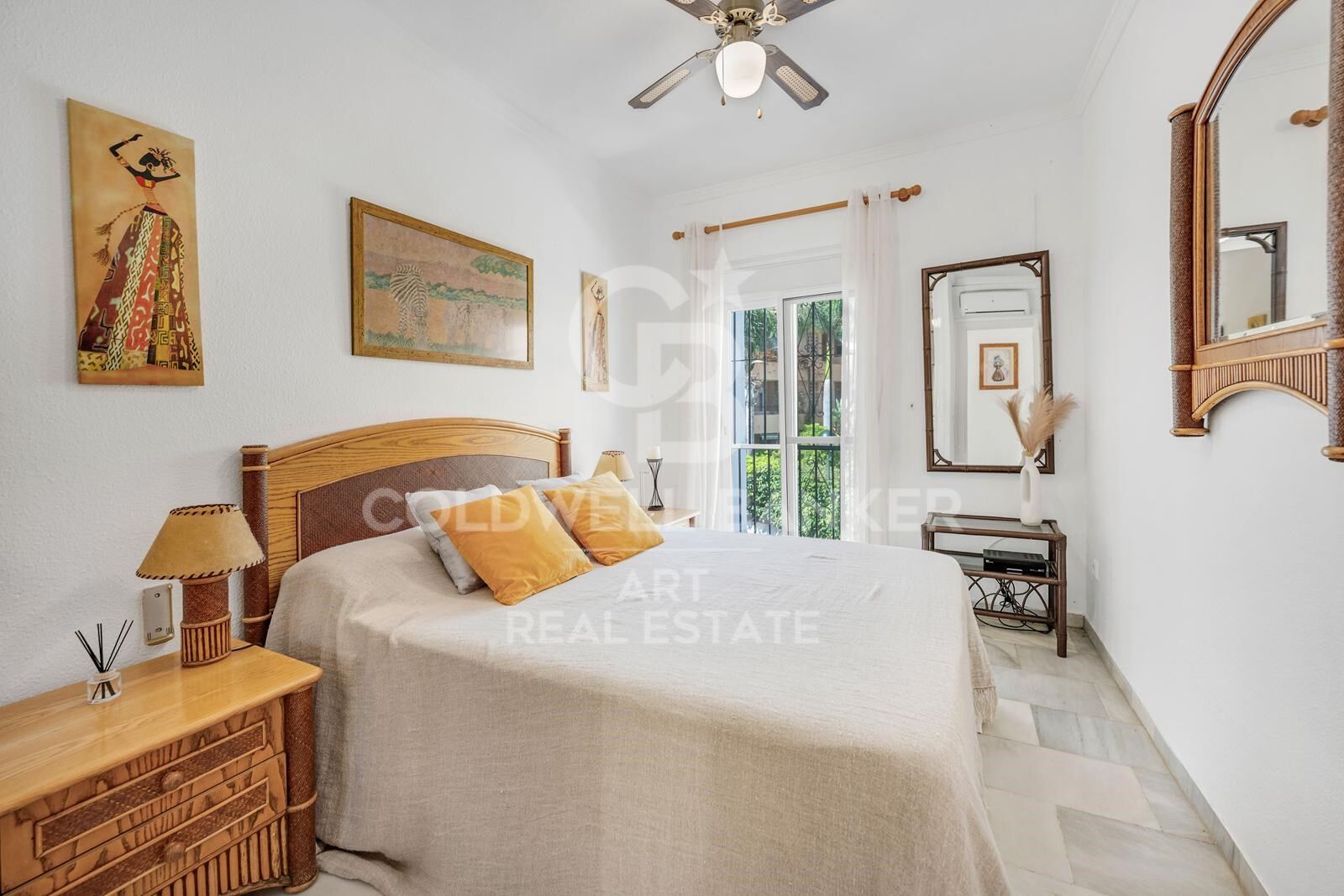 Elegante casa adosada en primera línea de playa con jardín privado y acceso directo a la piscina, El Rosario, Marbella