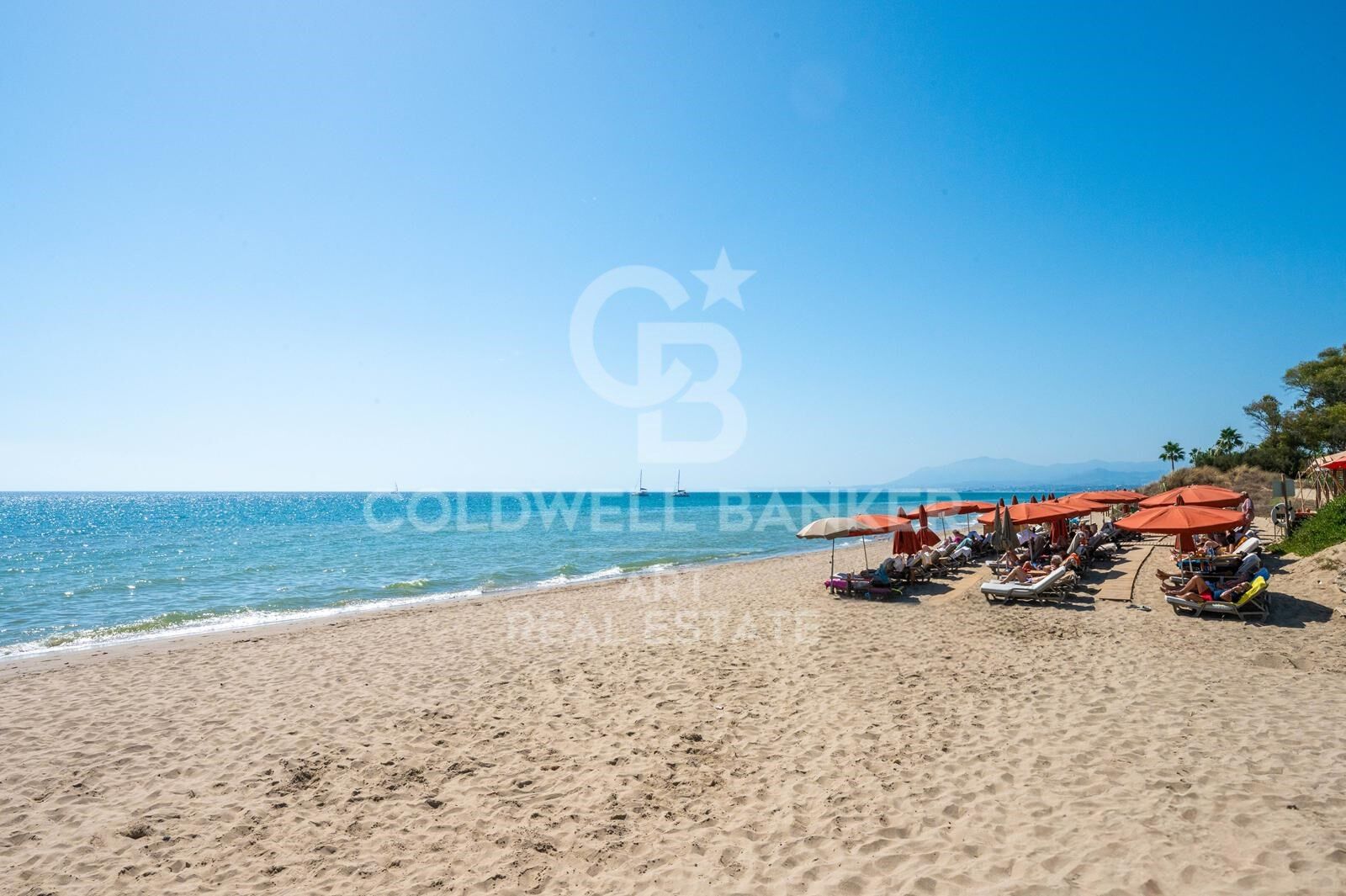 Elegante casa adosada en primera línea de playa con jardín privado y acceso directo a la piscina, El Rosario, Marbella