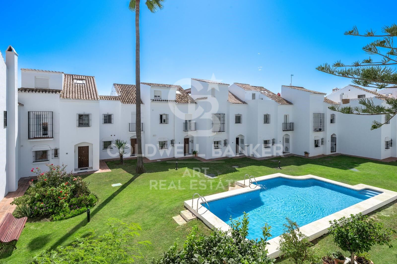Elegantes Stadthaus am Strand mit privatem Garten und direktem Zugang zum Pool, El Rosario, Marbella