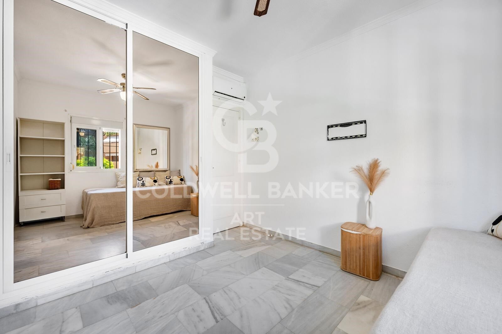 Elegantes Stadthaus am Strand mit privatem Garten und direktem Zugang zum Pool, El Rosario, Marbella