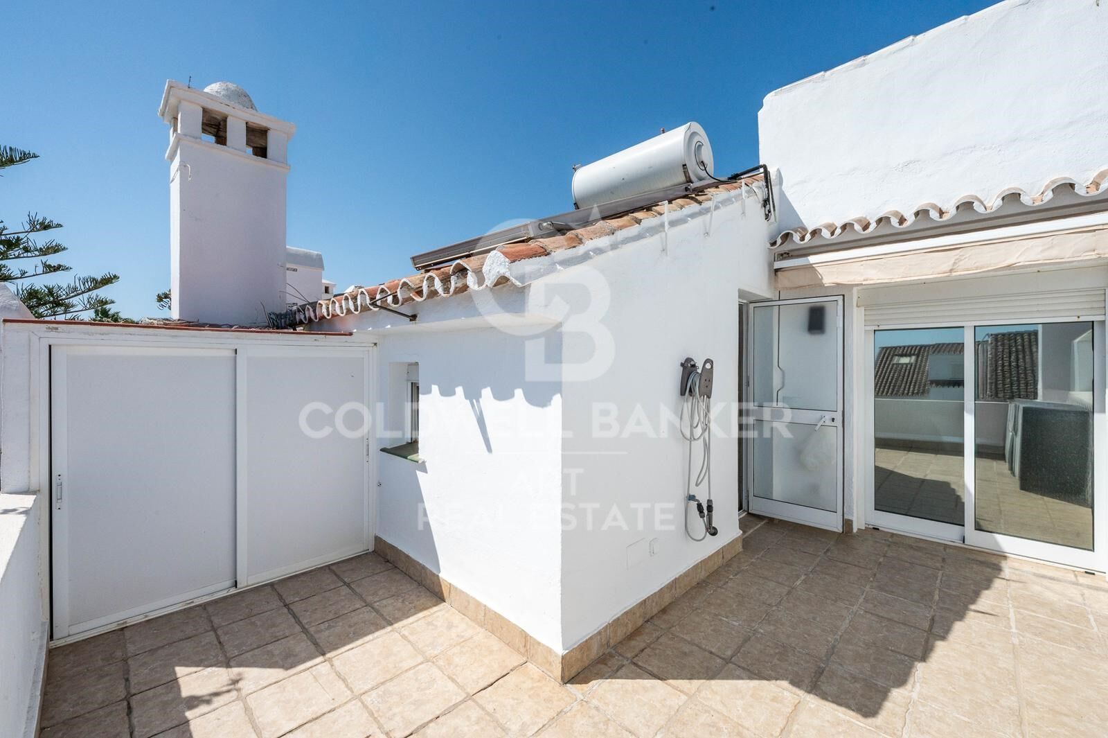 Elegantes Stadthaus am Strand mit privatem Garten und direktem Zugang zum Pool, El Rosario, Marbella
