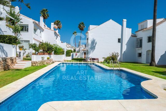 Elegant beachfront townhouse with private garden & direct pool access, El Rosario, Marbella