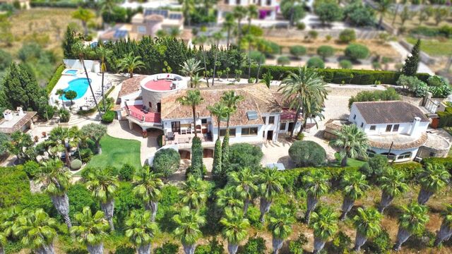 Unique Opportunity: Stunning Finca with Tourist License in Jávea