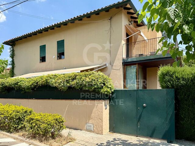 oportunidad! 2 casas adosadas + solar plano segregable al lado de la estación de Bellaterra