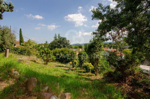Exceptional plot with views of Tibidabo and 3 minutes from Bellaterra Station.