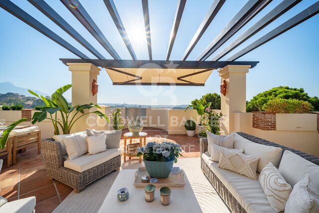 Elegant duplex penthouse with panoramic terraces in Los Capanes del Golf, Benahavís