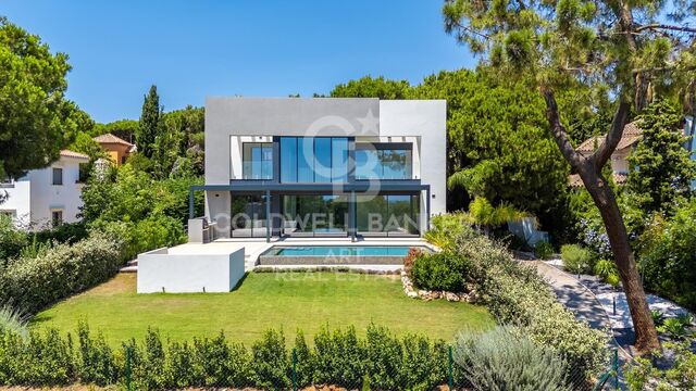 Contemporary elegance with sea views in Hacienda Las Chapas, Marbella East