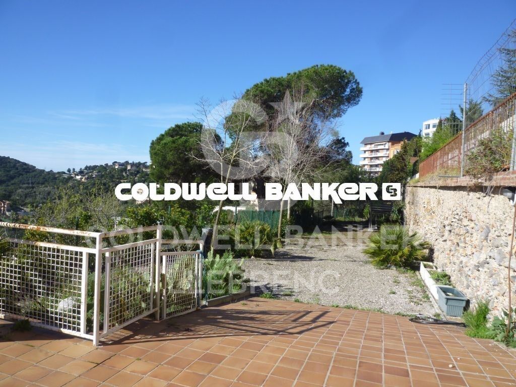 Wonderful house for sale in Vallvidrera with views of Barcelona, a large garden and pool