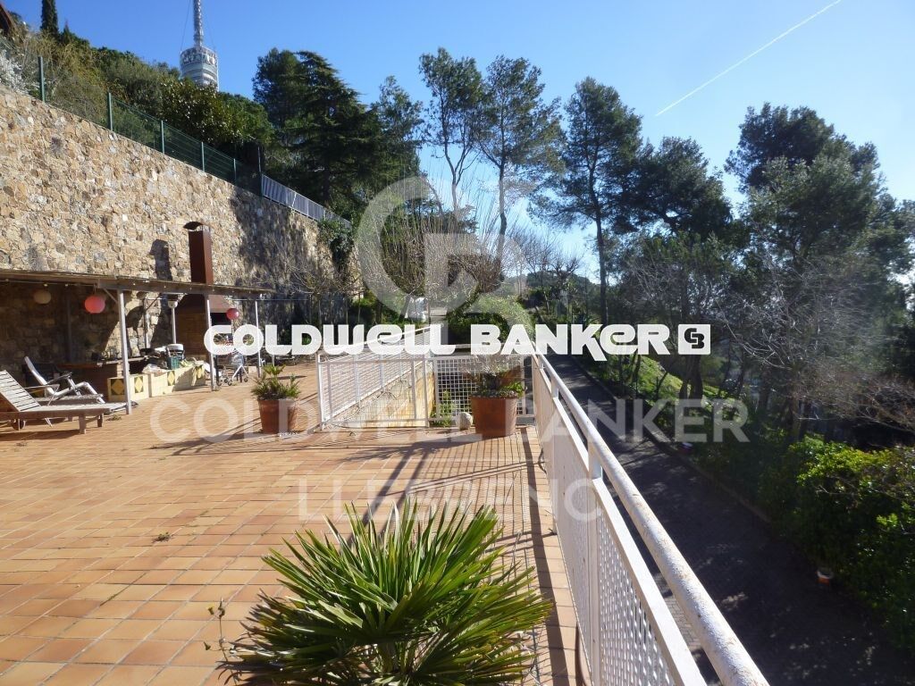 Maravillosa casa en venta en Vallvidrera con vistas a Barcelona, un gran jardín y piscina