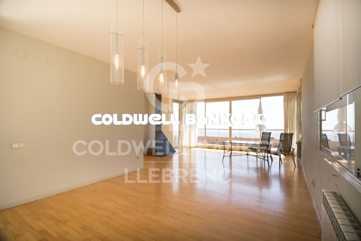 Maravillosa casa en venta en Vallvidrera con vistas a Barcelona, un gran jardín y piscina