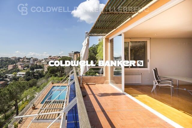 Maravillosa casa en venta en Vallvidrera con vistas a Barcelona, un gran jardín y piscina