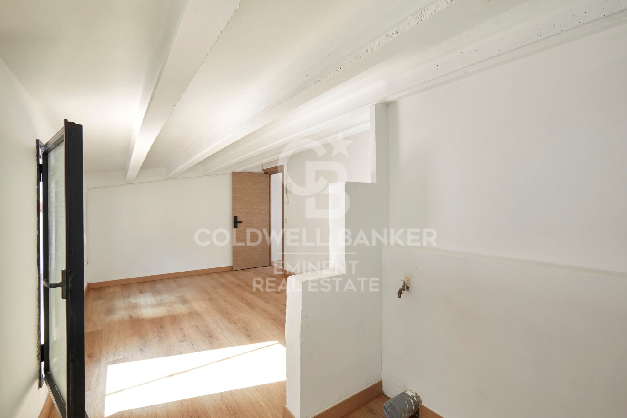 Edificio reformado de 500m² con 17 estudios y terrazas privadas en El Bon Pastor