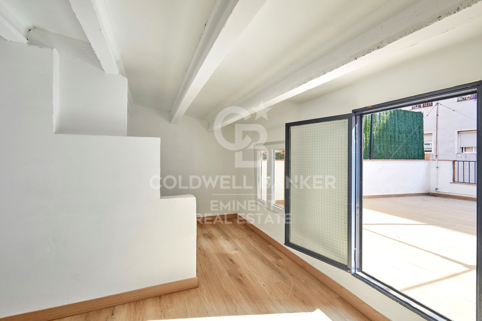 Edificio reformado de 500m² con 17 estudios y terrazas privadas en El Bon Pastor