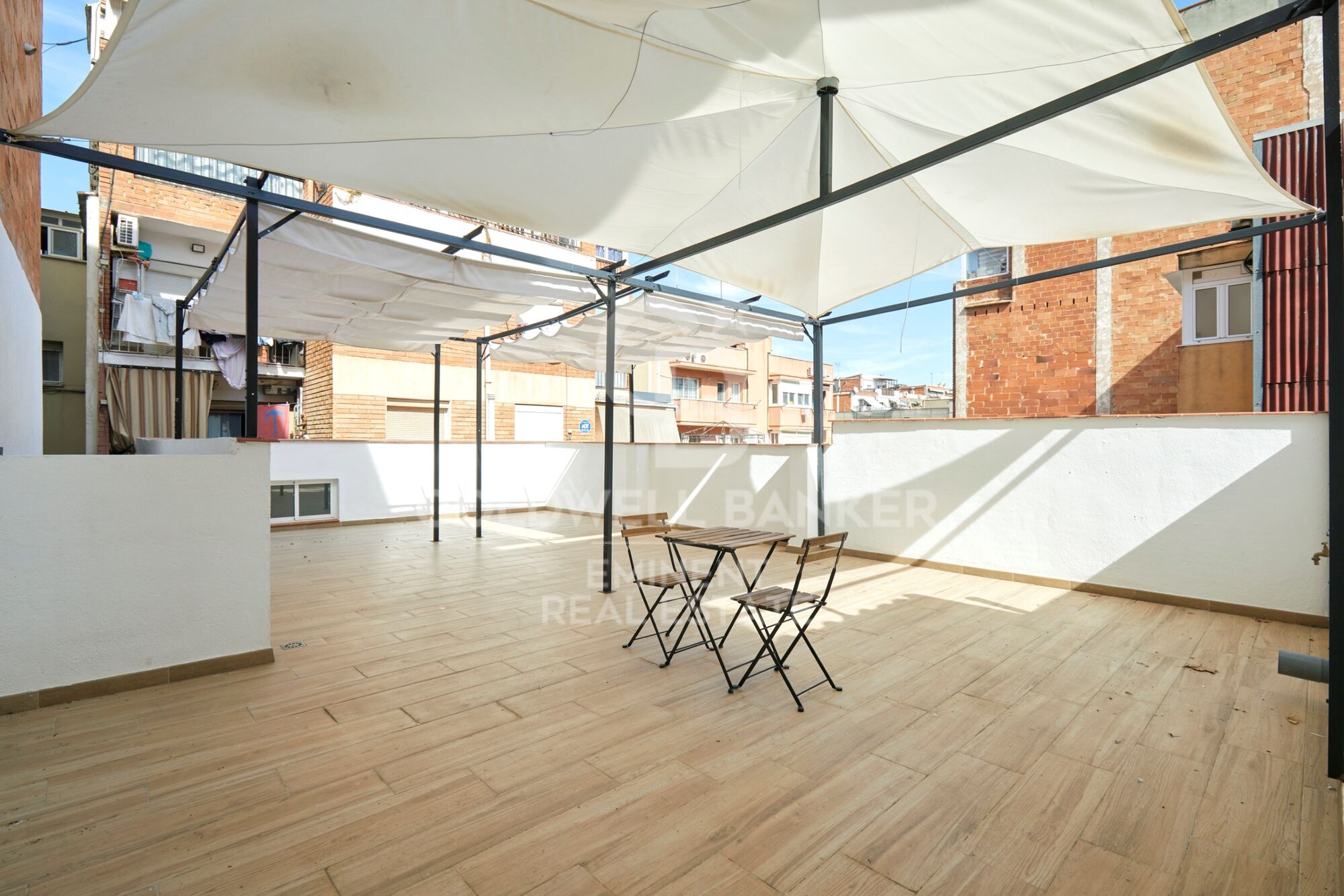 Edificio reformado de 500m² con 17 estudios y terrazas privadas en El Bon Pastor