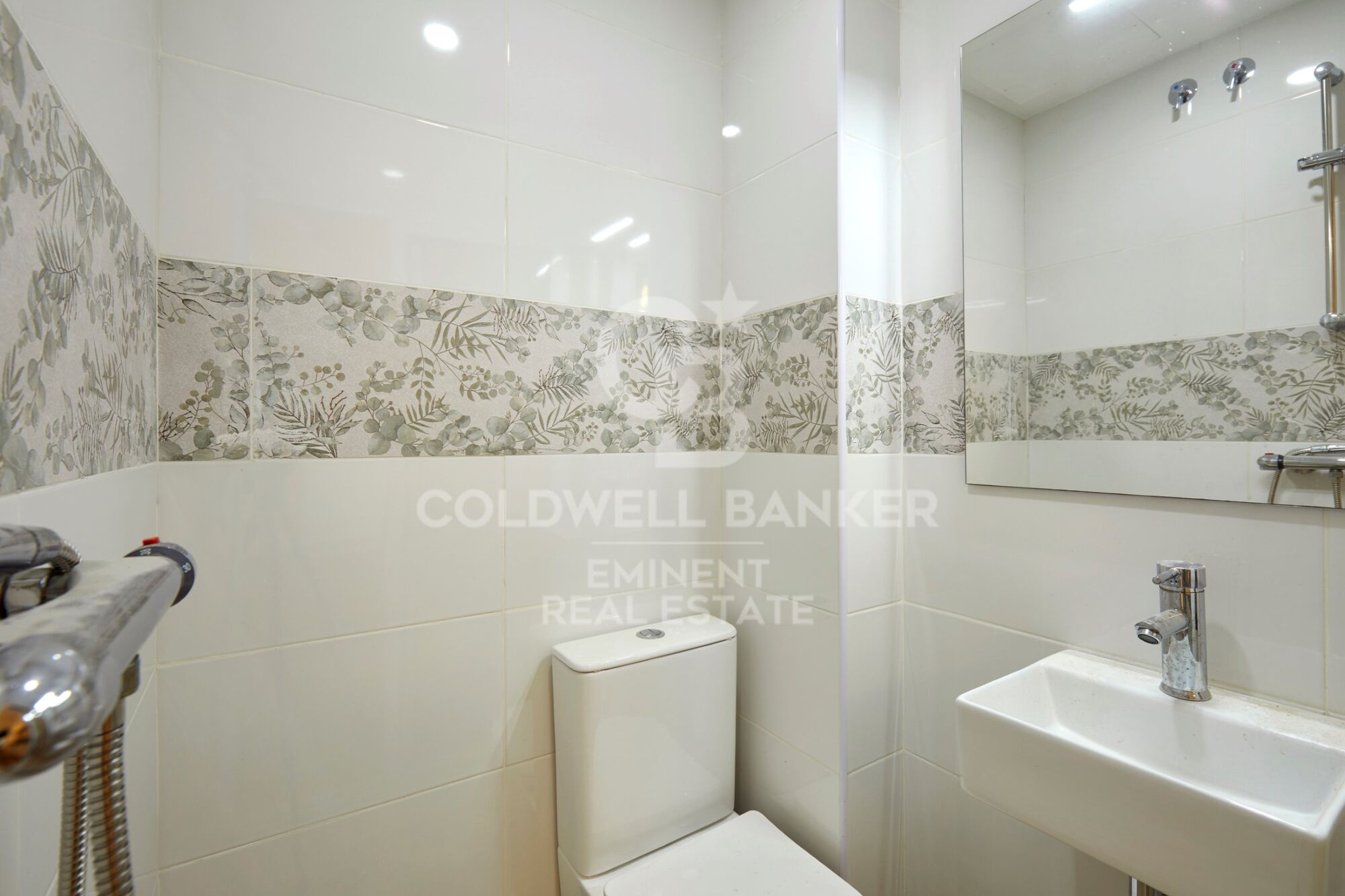 Edificio reformado de 500m² con 17 estudios y terrazas privadas en El Bon Pastor