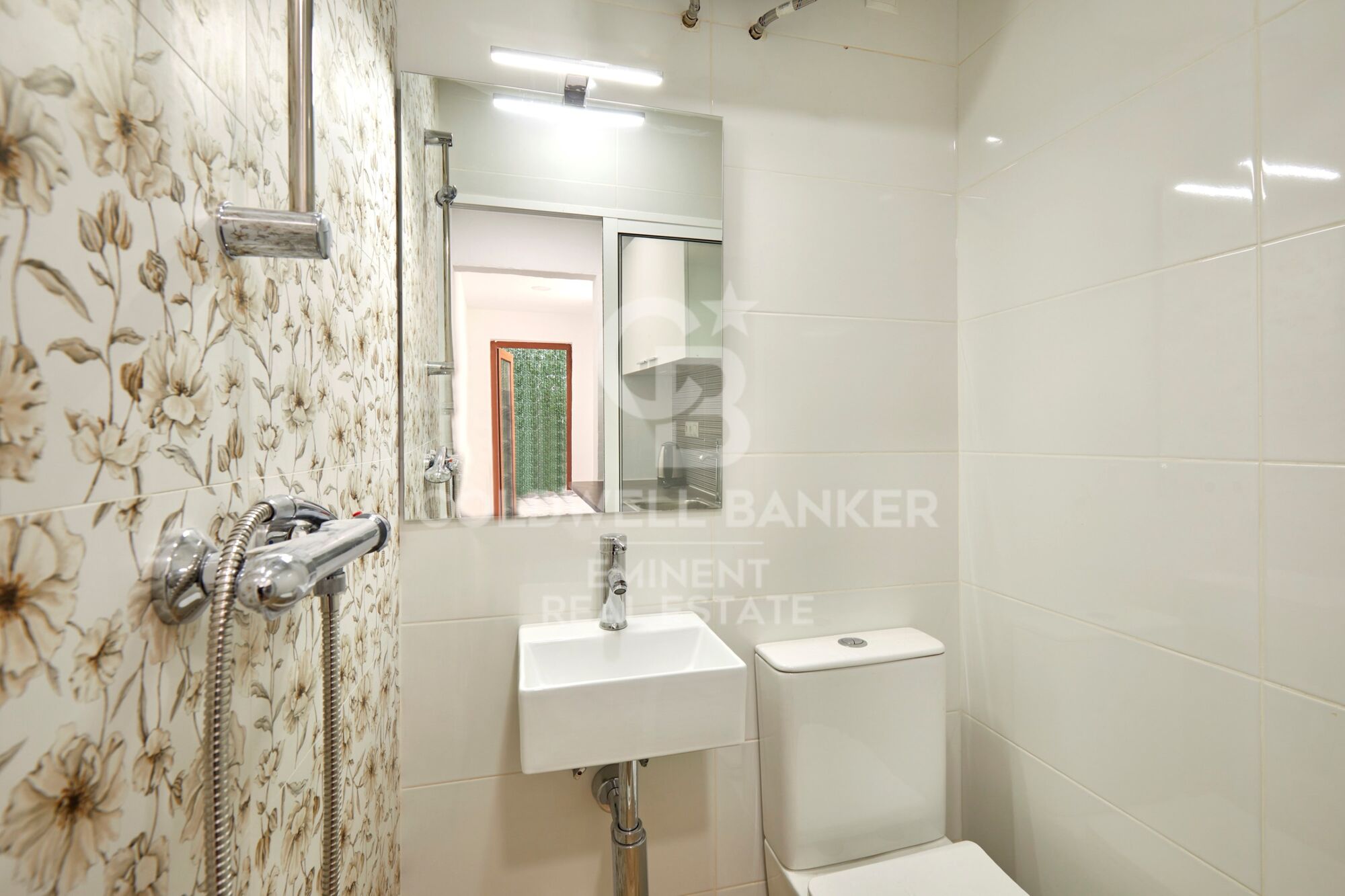 Edificio reformado de 500m² con 17 estudios y terrazas privadas en El Bon Pastor