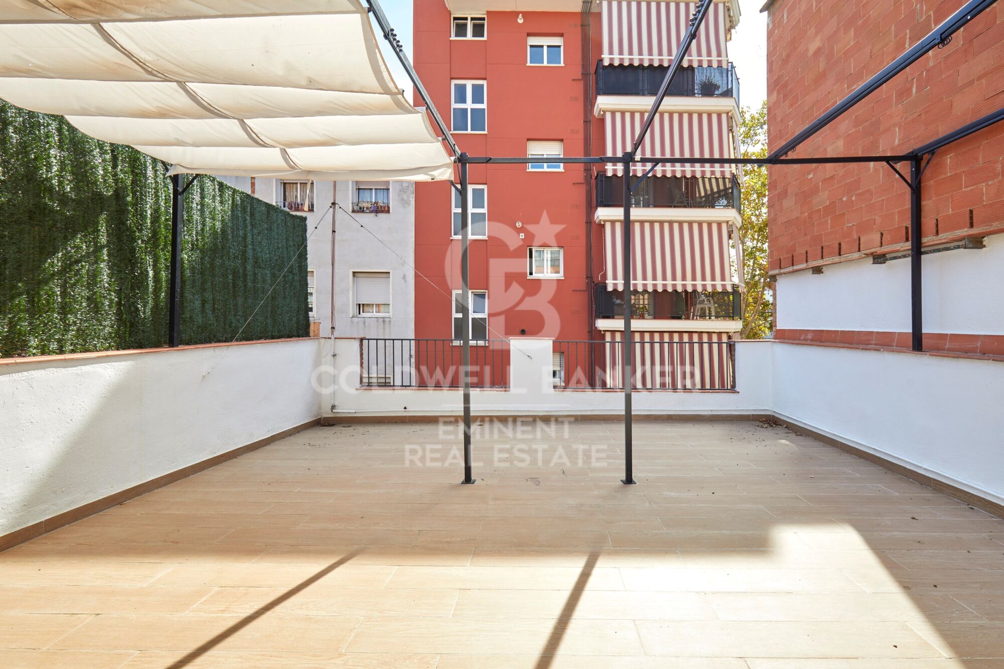 Edificio reformado de 500m² con 17 estudios y terrazas privadas en El Bon Pastor