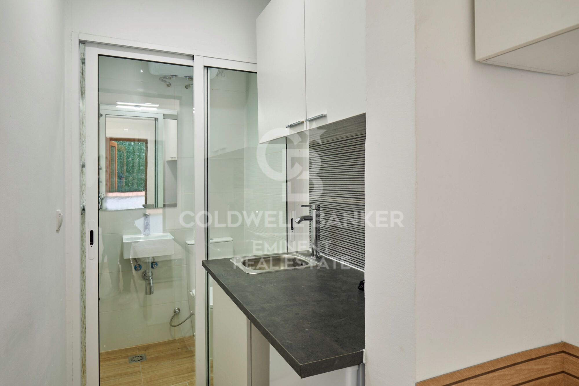 Refurbished 500 m² building with 17 studios and private terraces in El Bon Pastor