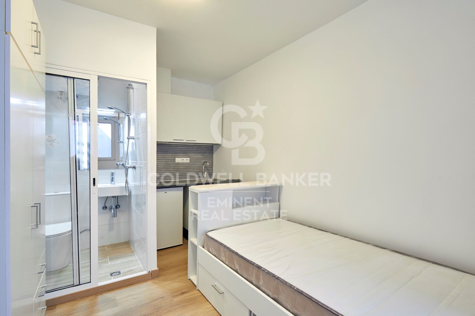 Refurbished 500 m² building with 17 studios and private terraces in El Bon Pastor