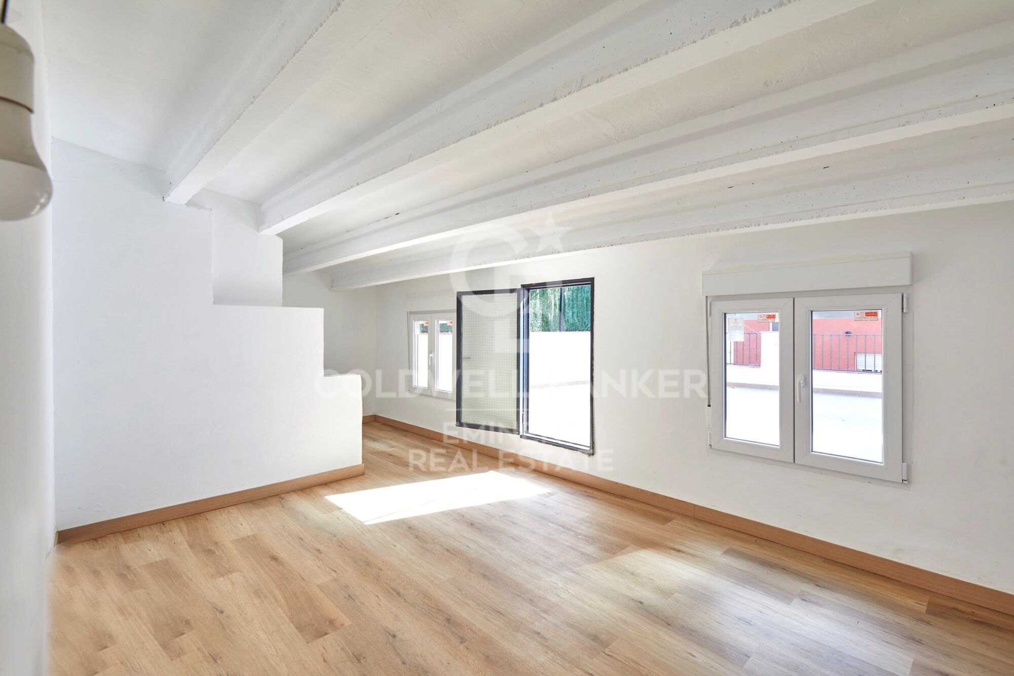 Refurbished 500 m² building with 17 studios and private terraces in El Bon Pastor