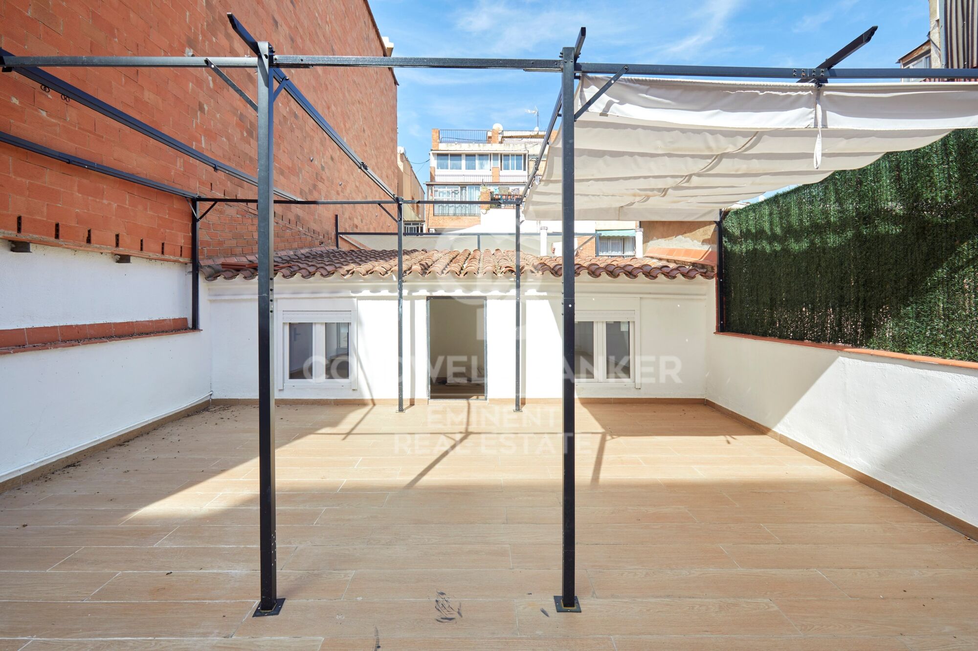 Refurbished 500 m² building with 17 studios and private terraces in El Bon Pastor