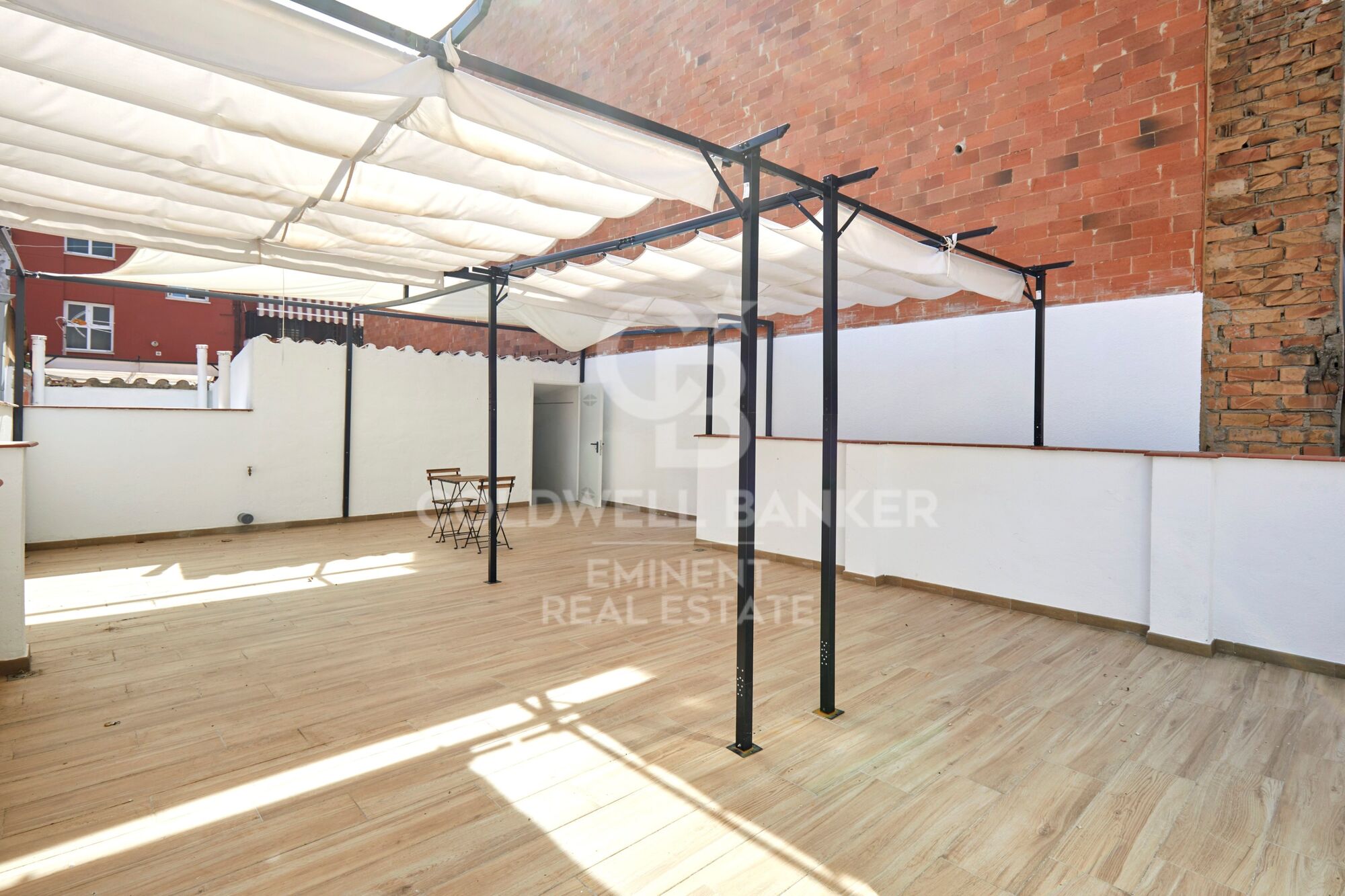 Renoviertes 500 m² großes Gebäude mit 17 Studios und privaten Terrassen in El Bon Pastor