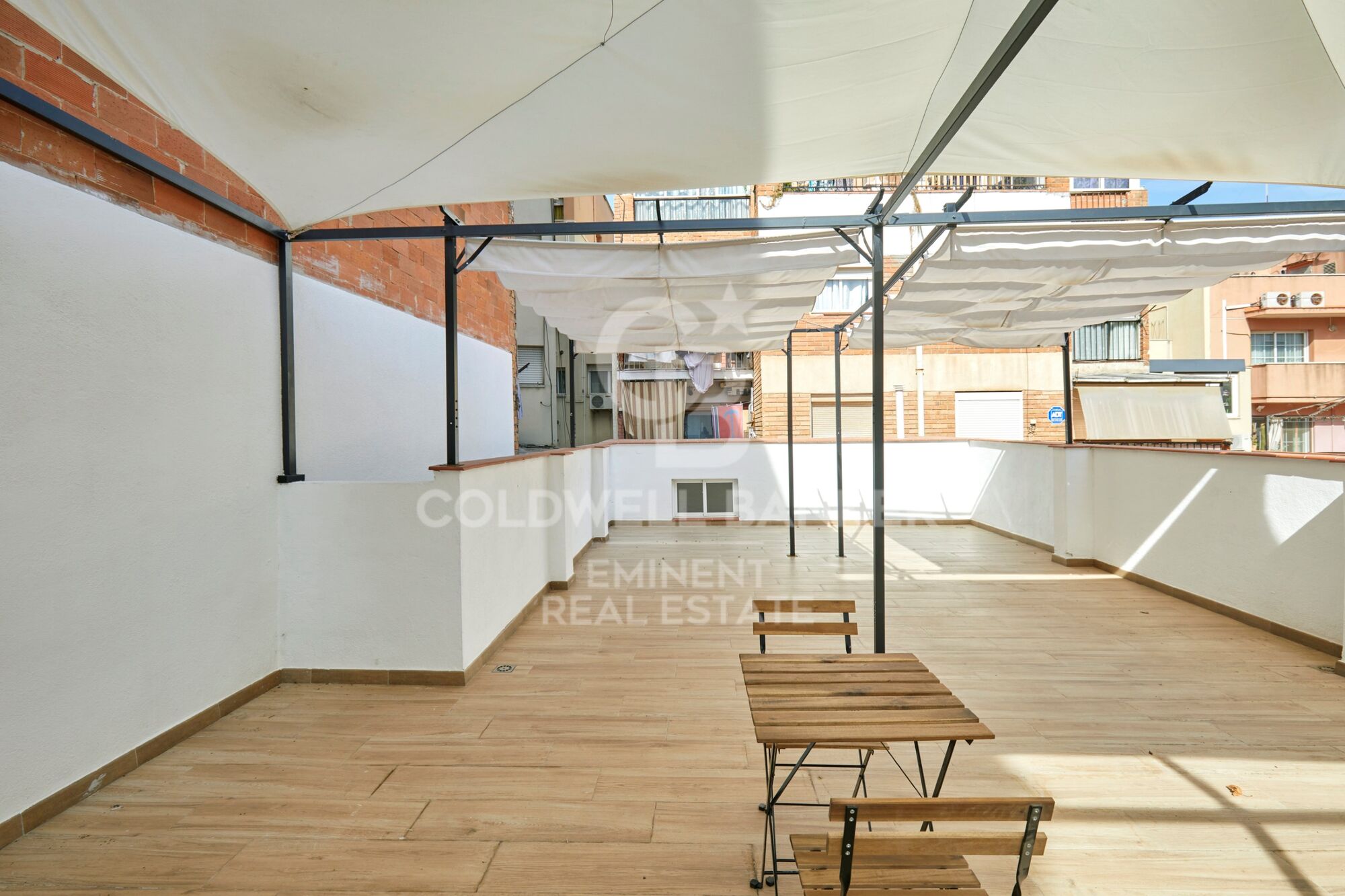 Renoviertes 500 m² großes Gebäude mit 17 Studios und privaten Terrassen in El Bon Pastor