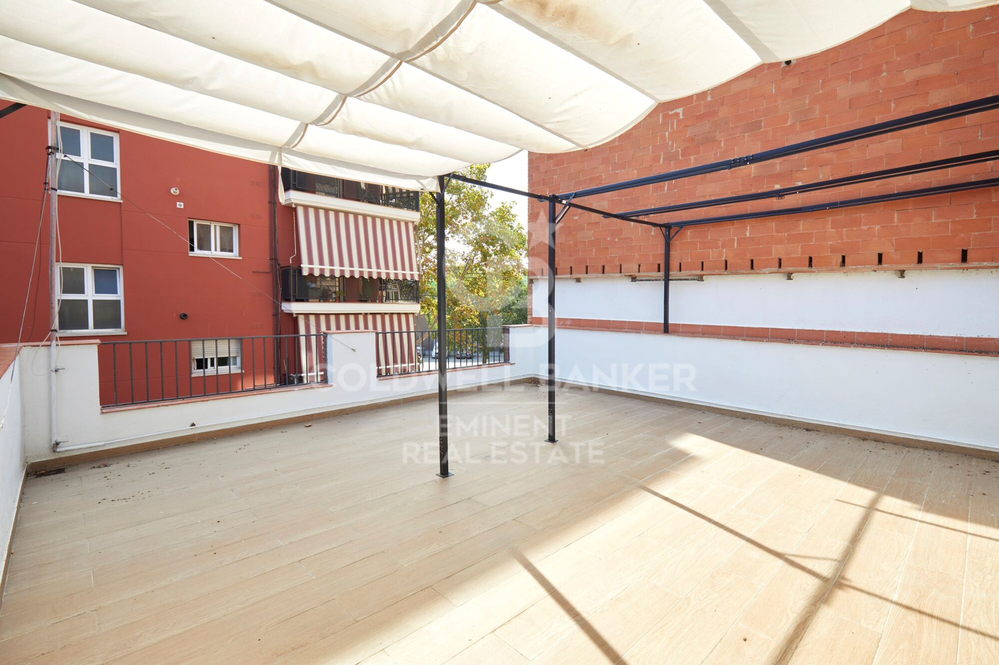 Renoviertes 500 m² großes Gebäude mit 17 Studios und privaten Terrassen in El Bon Pastor