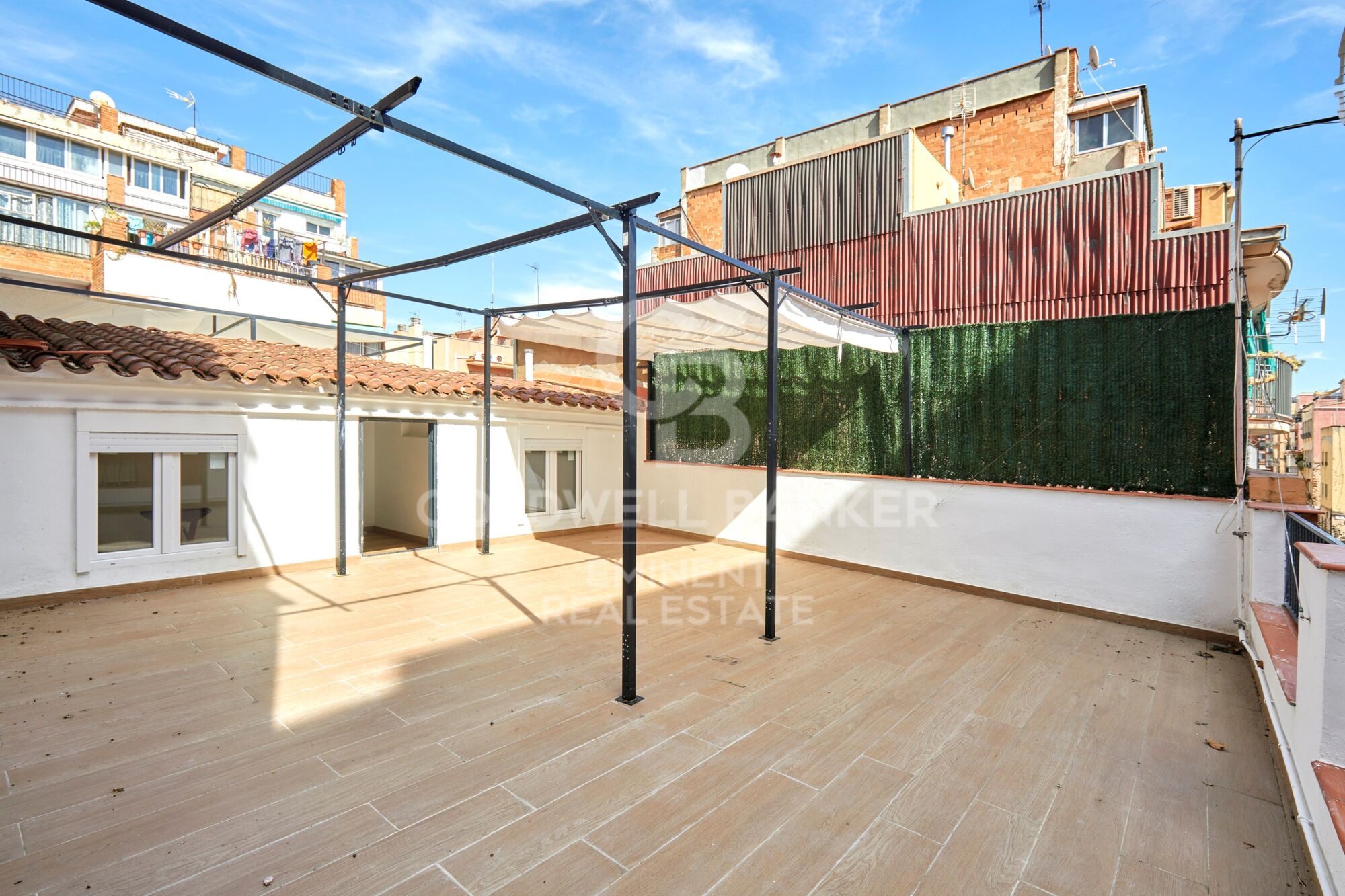 Edificio reformado de 500m² con 17 estudios y terrazas privadas en El Bon Pastor