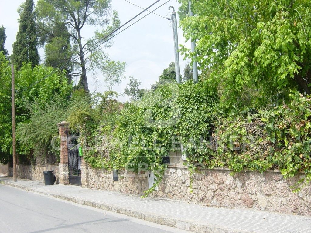 Large land for sale in Valldoreix for equipment