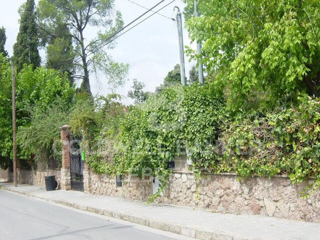 Large land for sale in Valldoreix for equipment