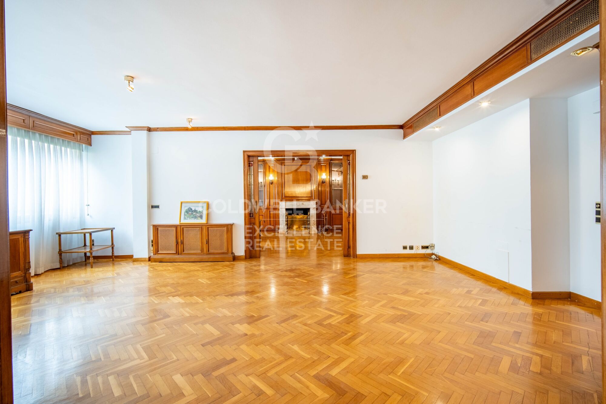 Elegant Residence on Calle Colón - Luxury and Space in Valencia's Finest Location