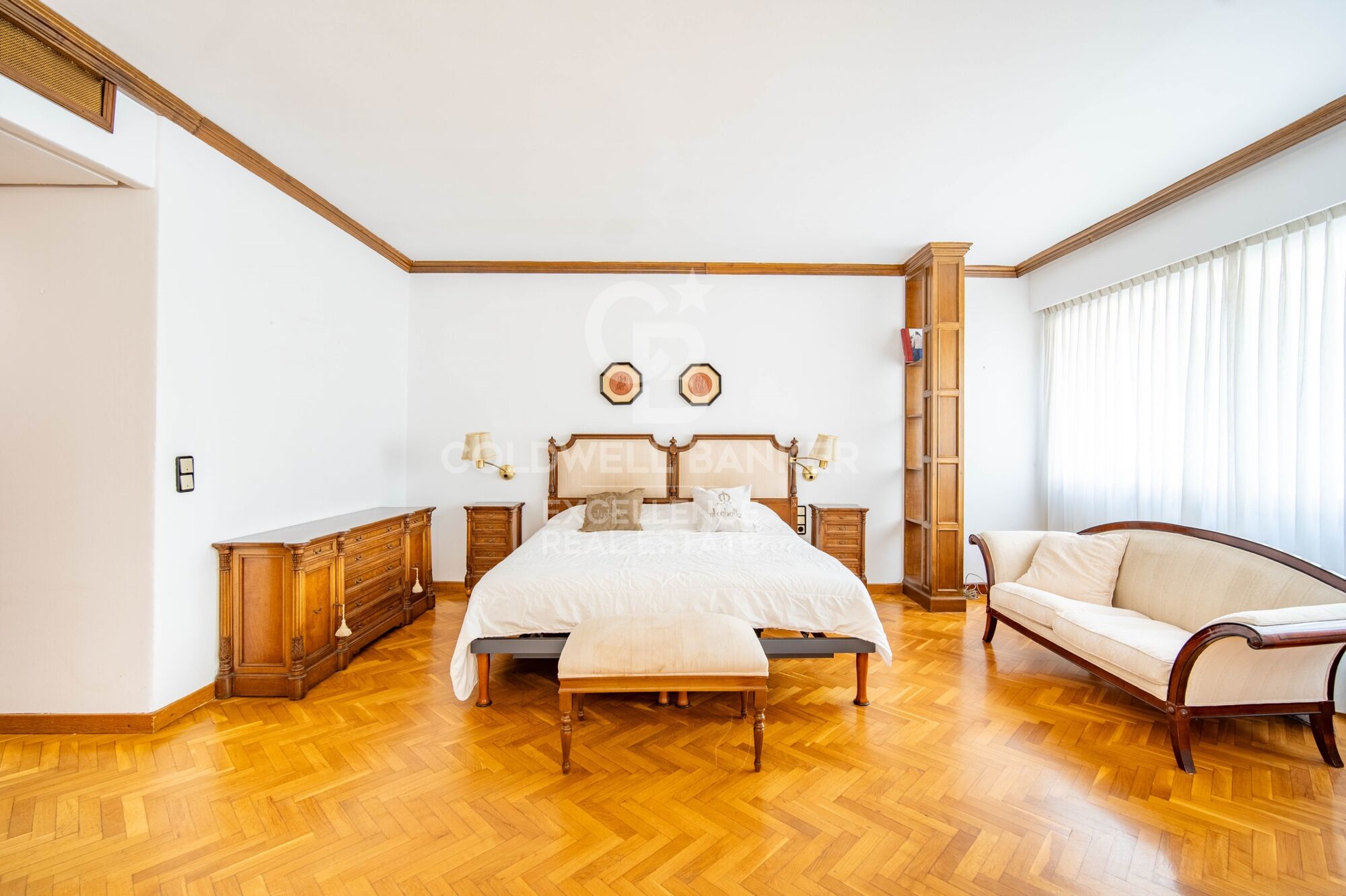 Appartement seigneurial exclusif avec 5 suites et garage dans la calle Colón.