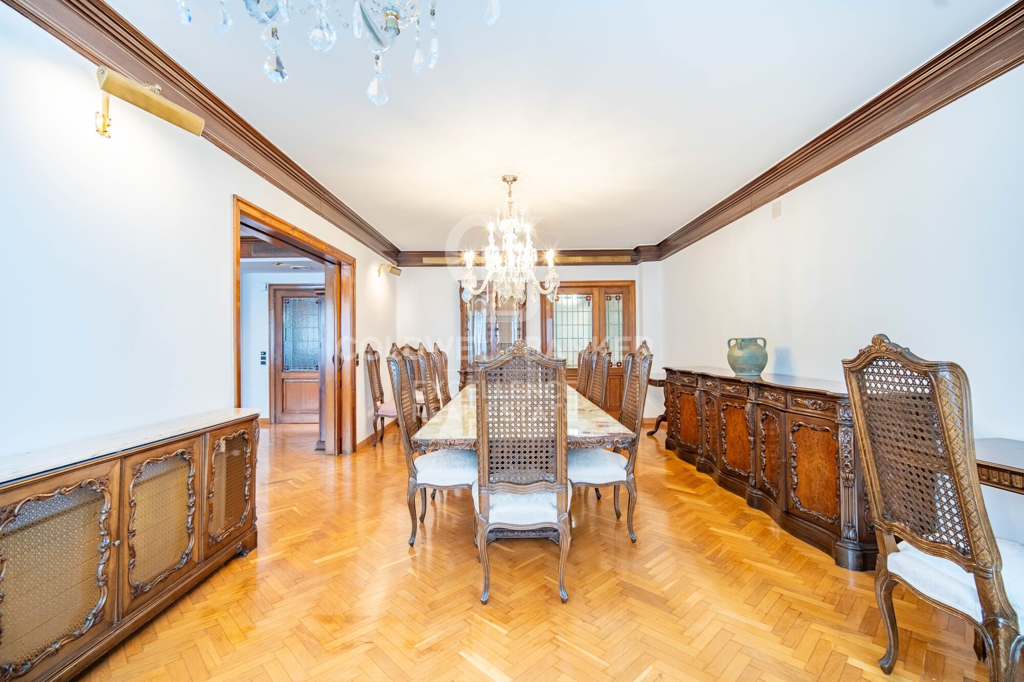 Appartement seigneurial exclusif avec 5 suites et garage dans la calle Colón.