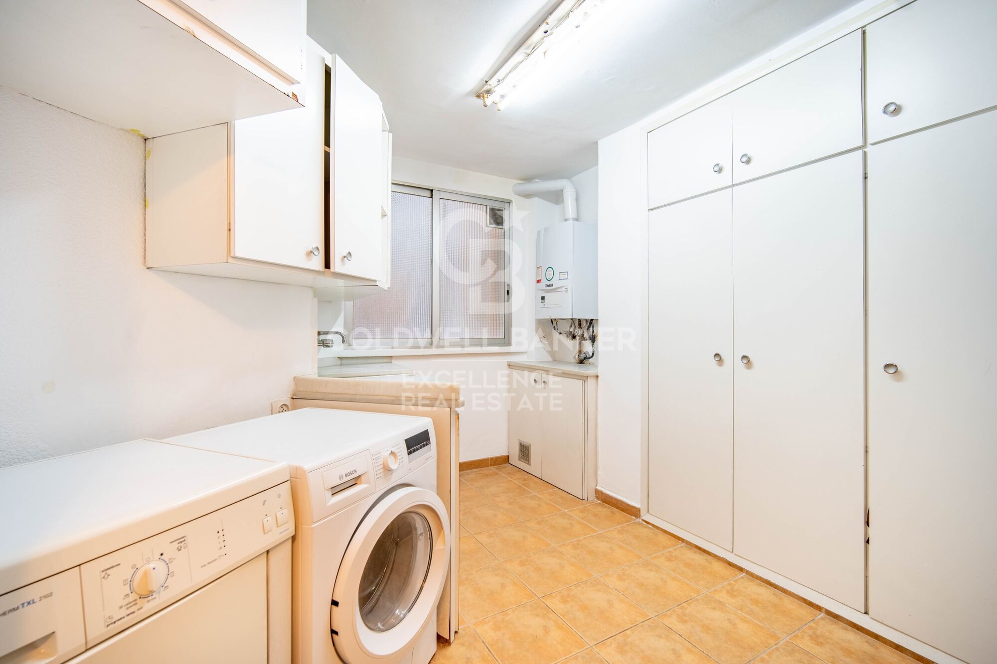 Appartement seigneurial exclusif avec 5 suites et garage dans la calle Colón.