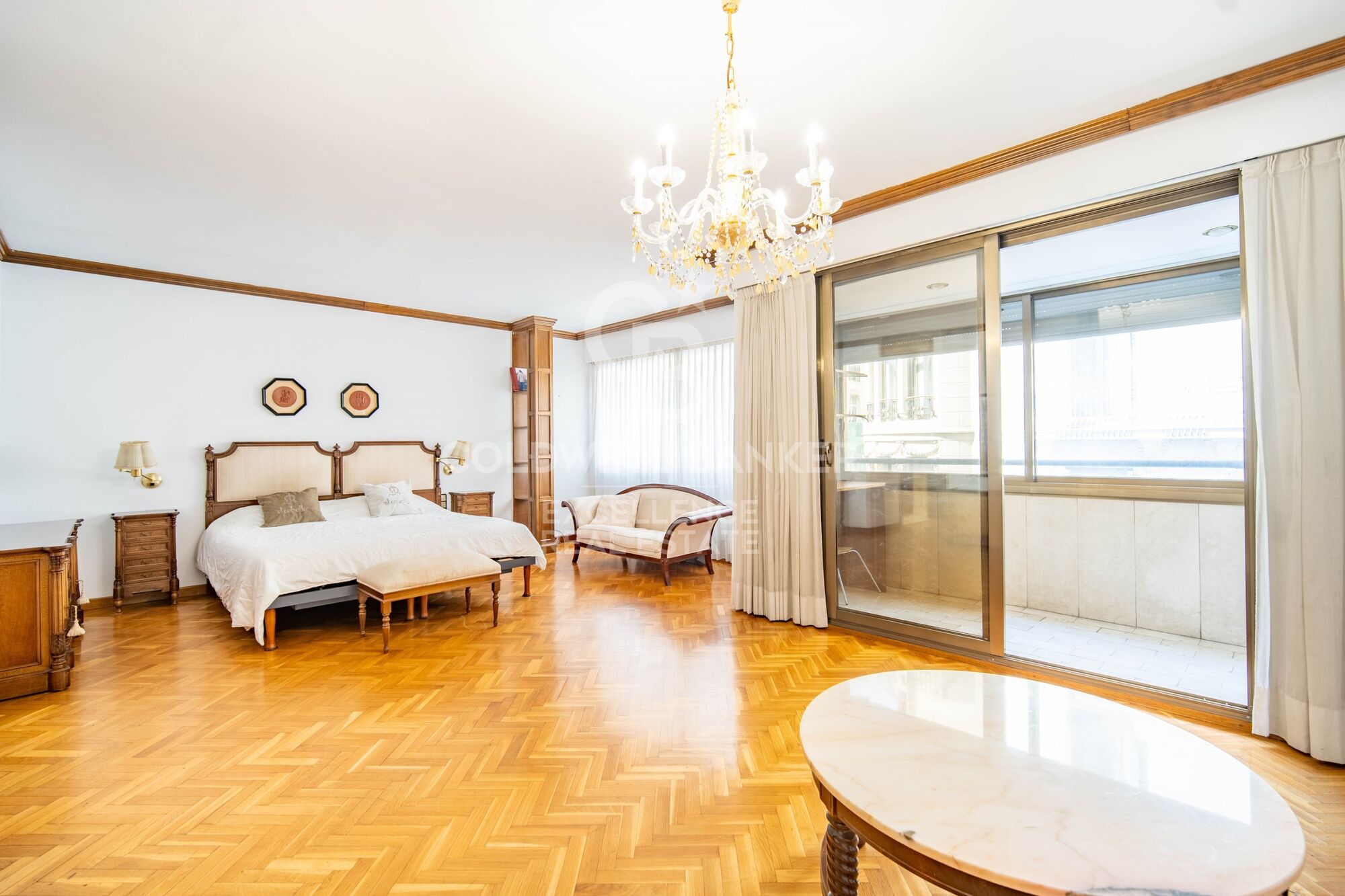 Appartement seigneurial exclusif avec 5 suites et garage dans la calle Colón.