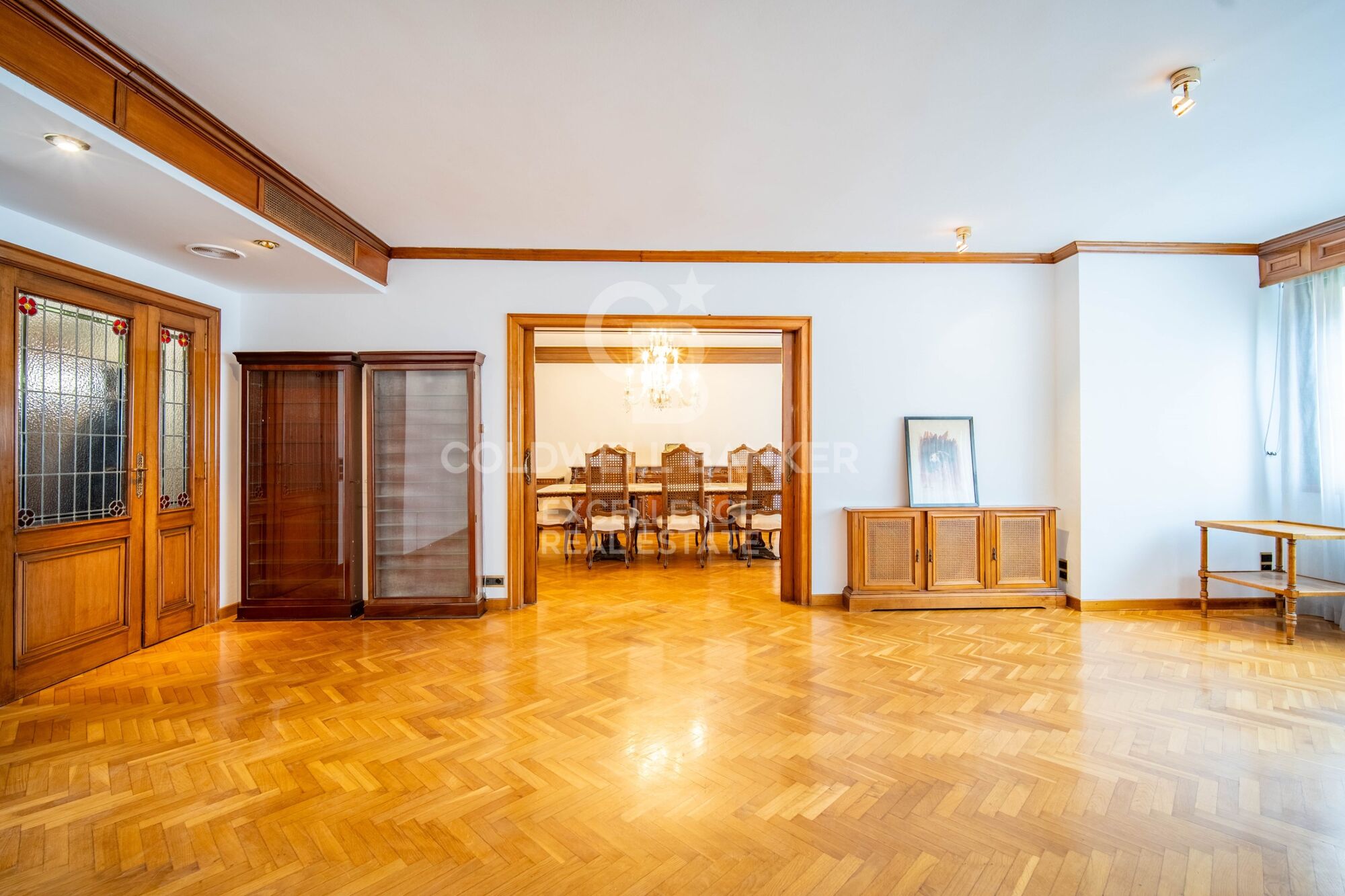 Exklusive herrschaftswohnung mit 5 suiten und garage in der calle Colón.