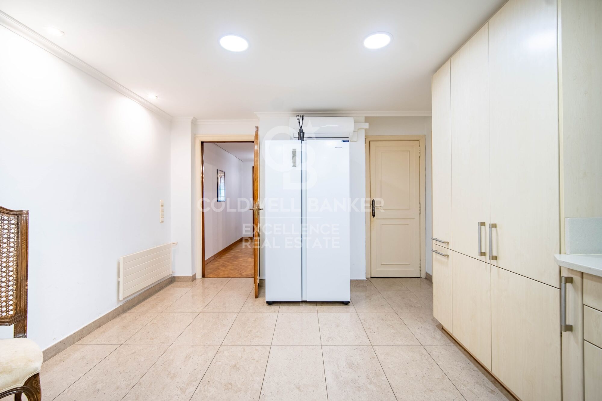Exclusive stately apartment with 5 suites and garage on Colón street.