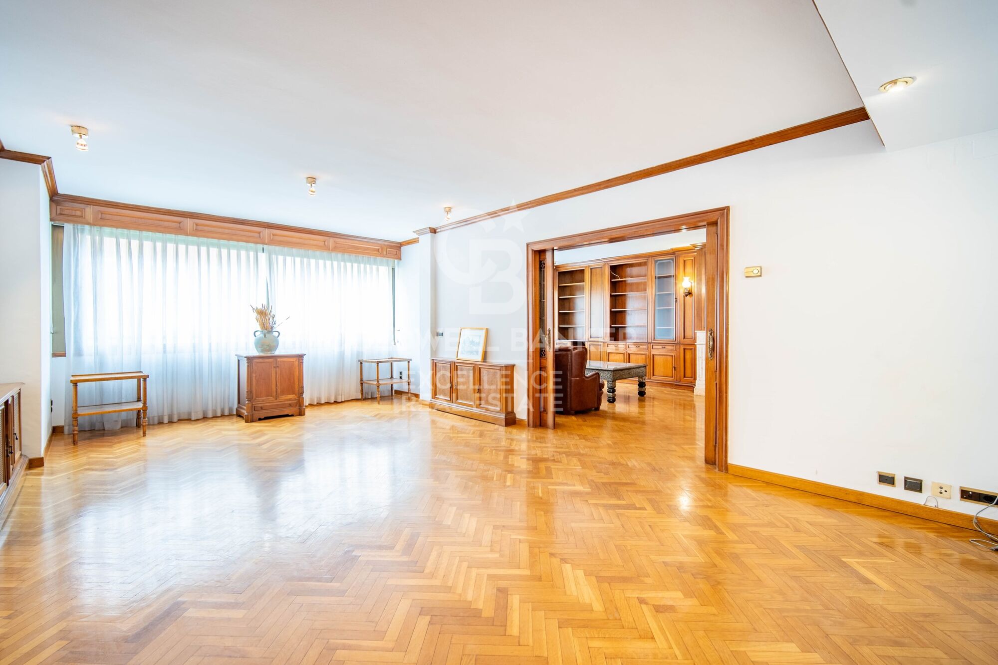 Exclusivo piso señorial con 5 suites y garaje en Calle Colón.