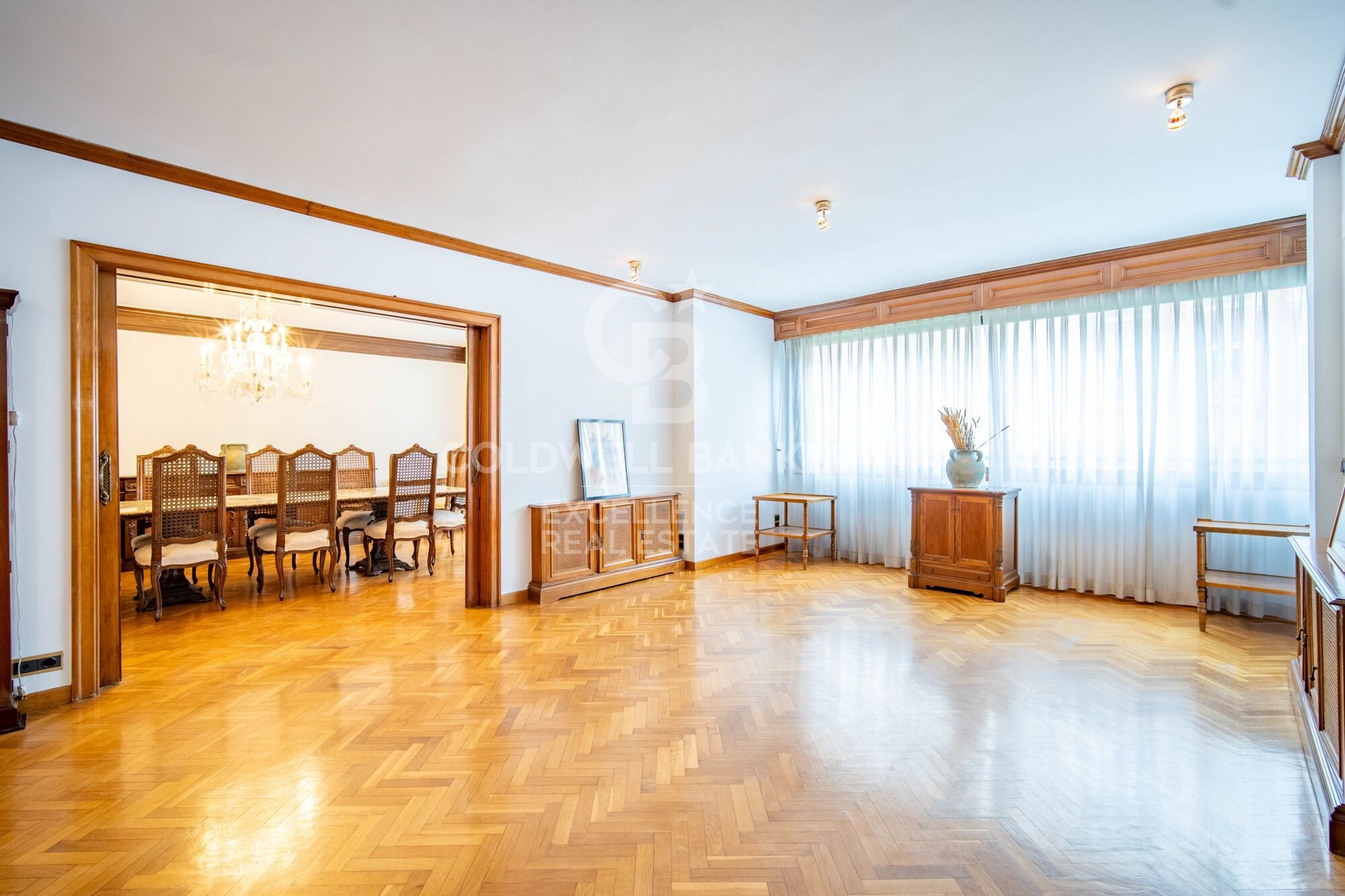 Exklusive herrschaftswohnung mit 5 suiten und garage in der calle Colón.