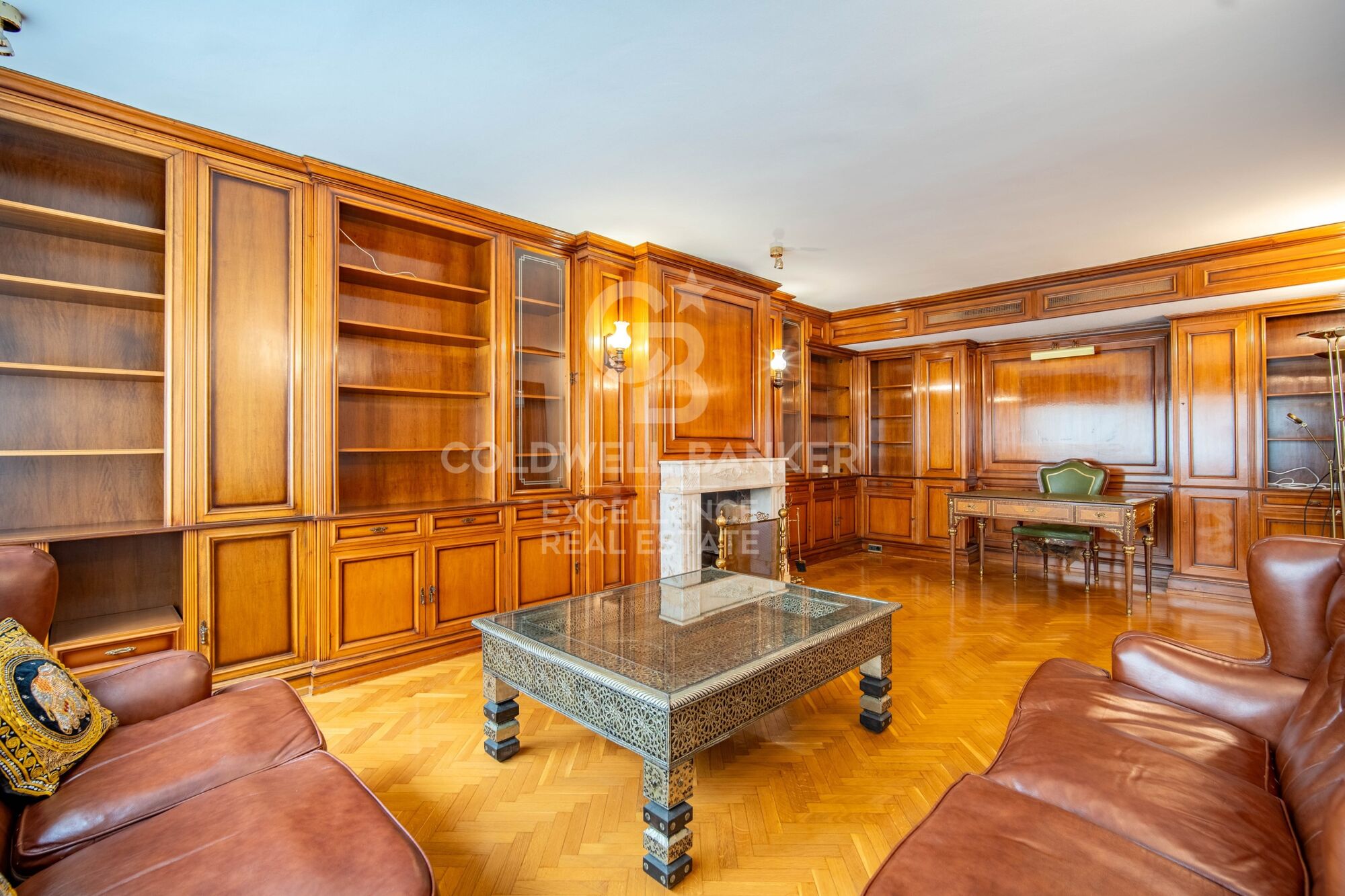 Exklusive herrschaftswohnung mit 5 suiten und garage in der calle Colón.