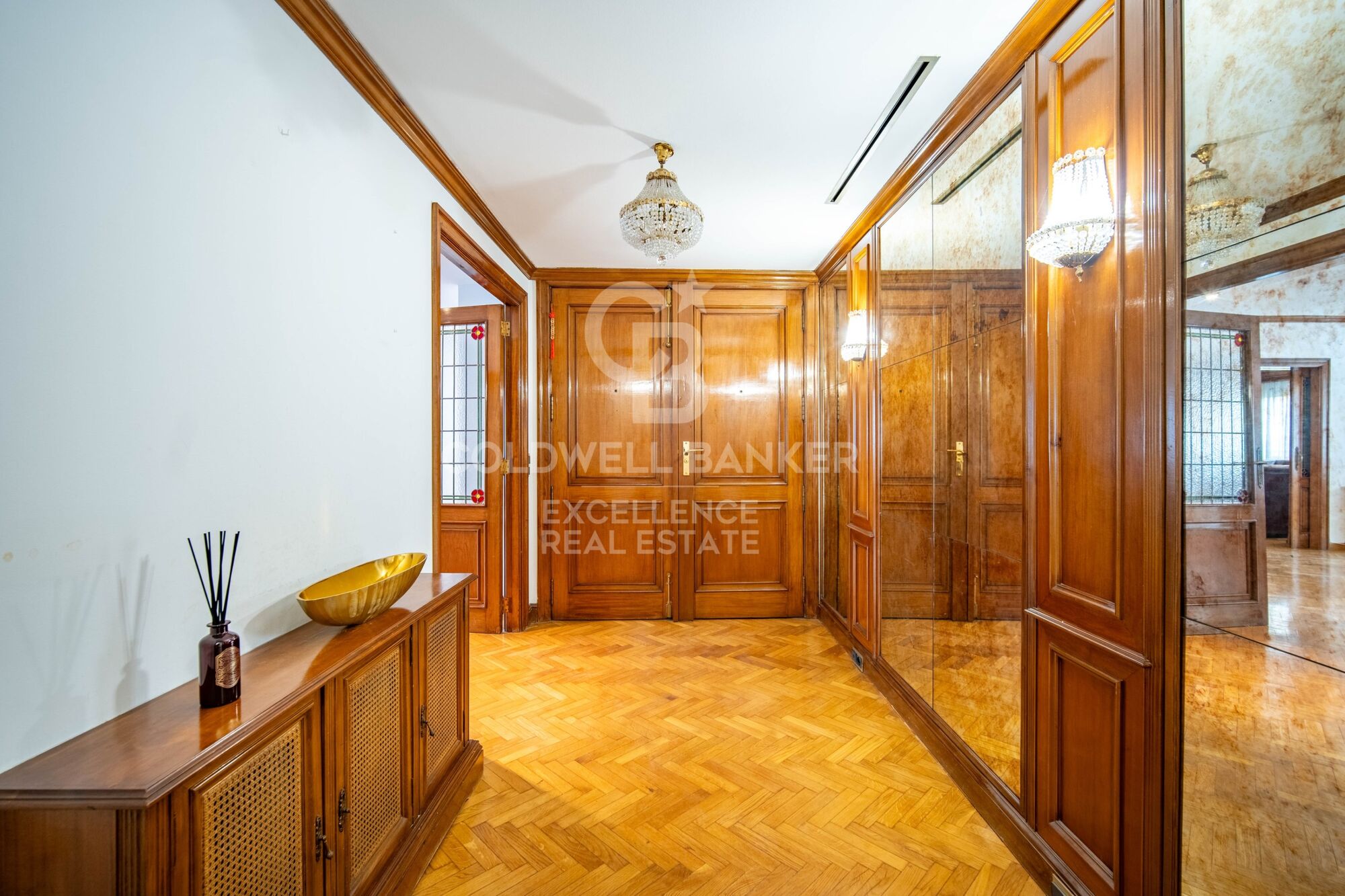 Exklusive herrschaftswohnung mit 5 suiten und garage in der calle Colón.