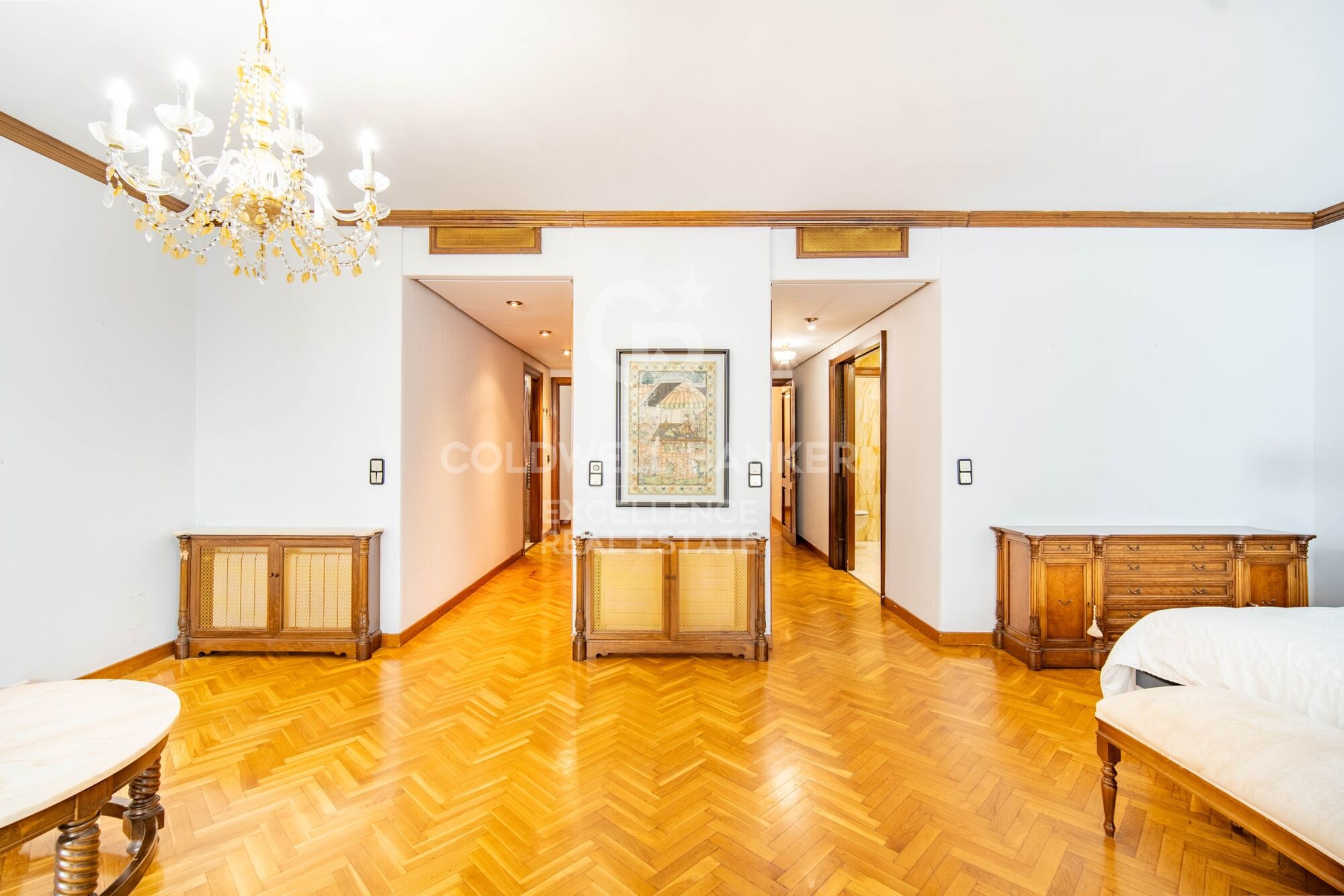 Exklusive herrschaftswohnung mit 5 suiten und garage in der calle Colón.