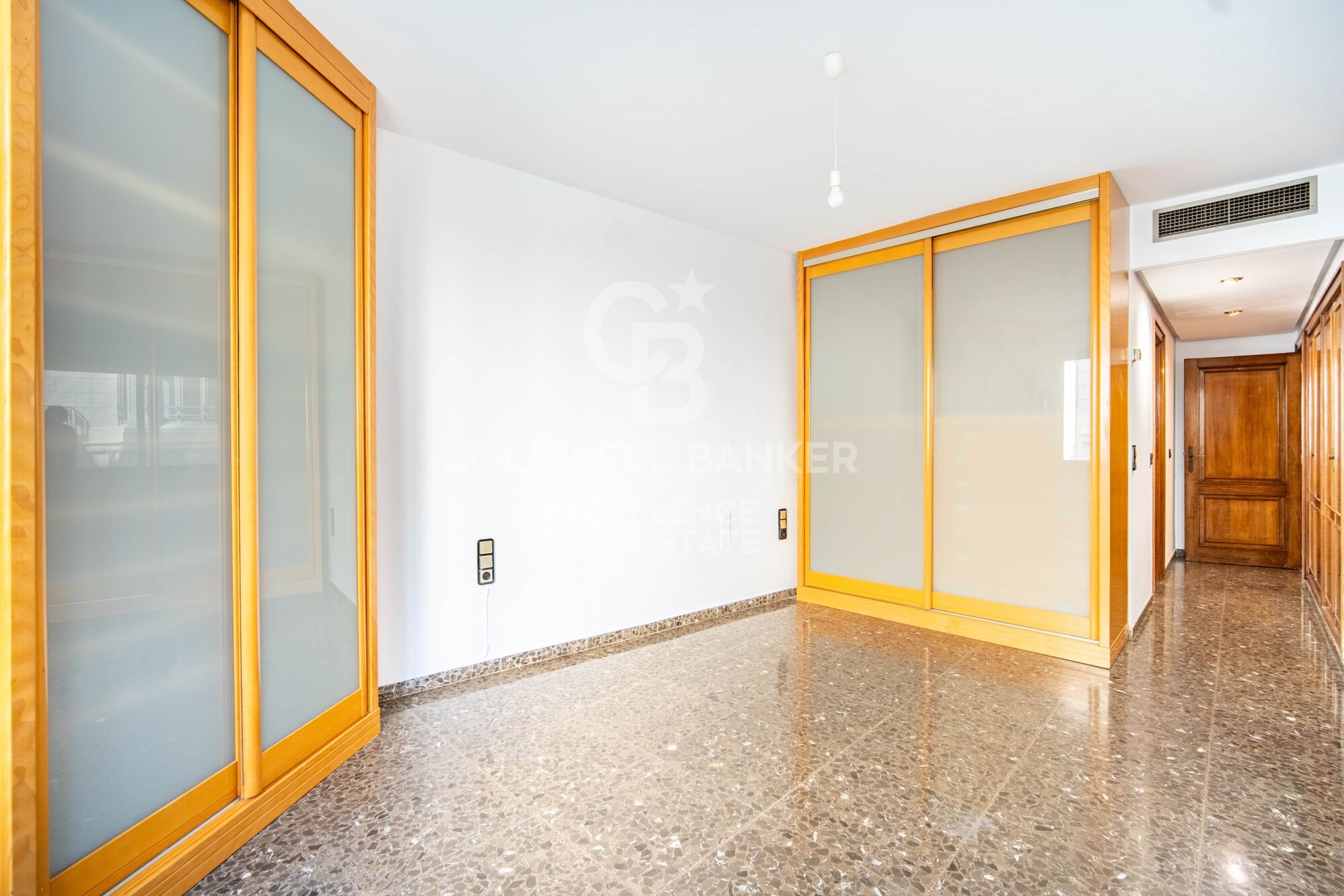 Exklusive herrschaftswohnung mit 5 suiten und garage in der calle Colón.