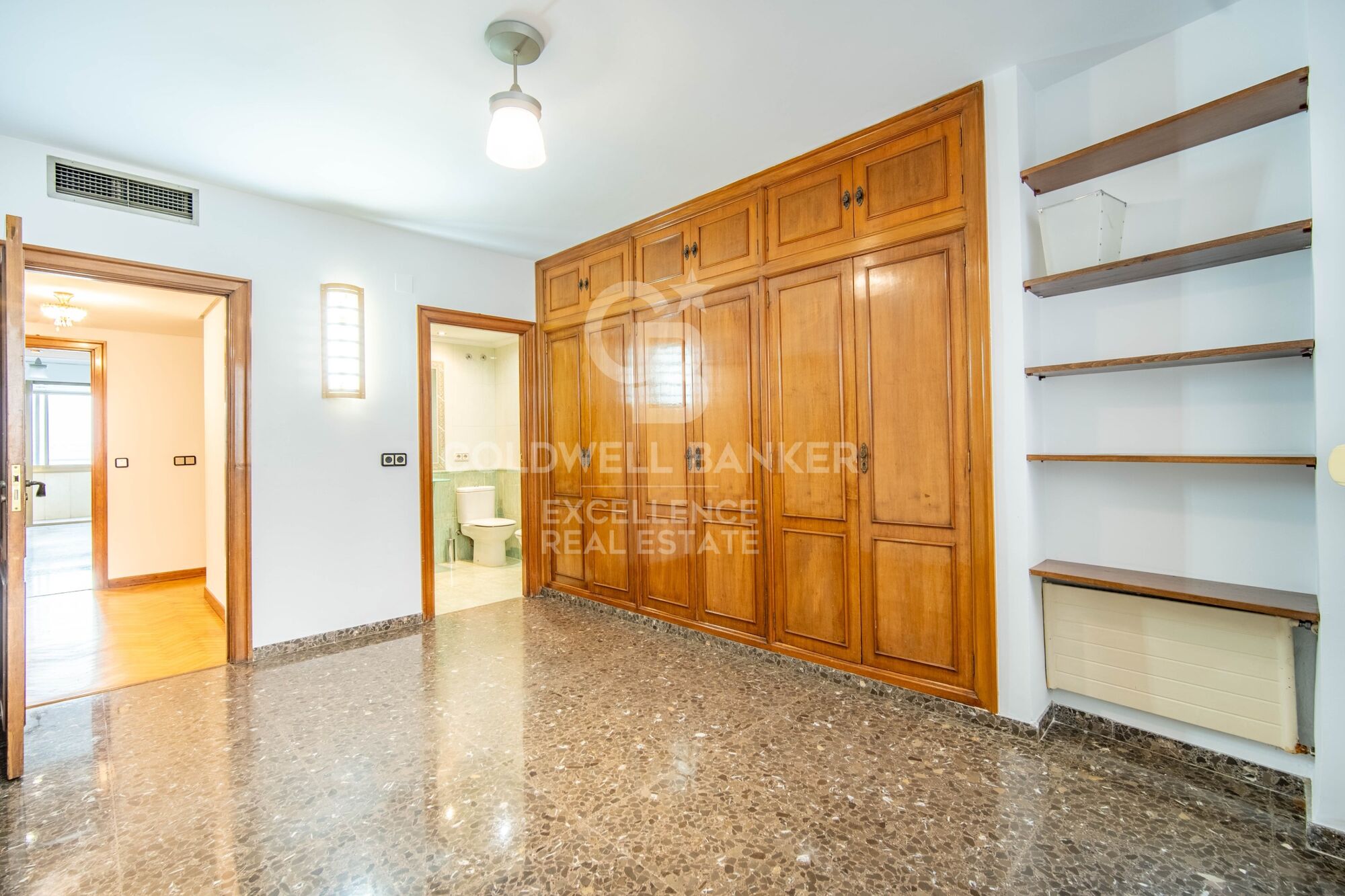 Exklusive herrschaftswohnung mit 5 suiten und garage in der calle Colón.