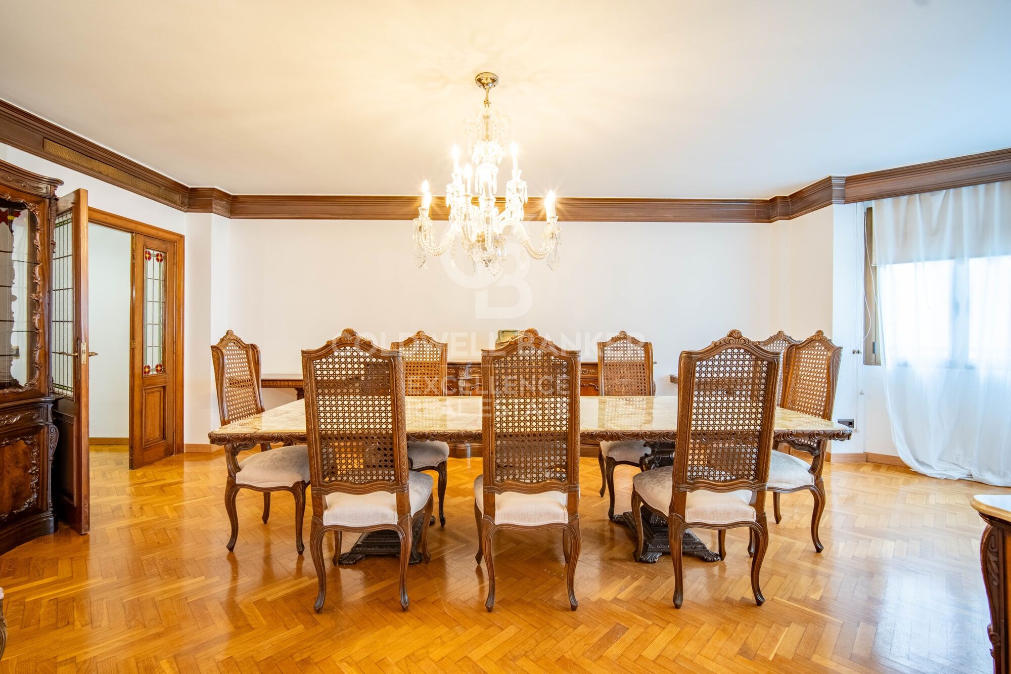 Exklusive herrschaftswohnung mit 5 suiten und garage in der calle Colón.