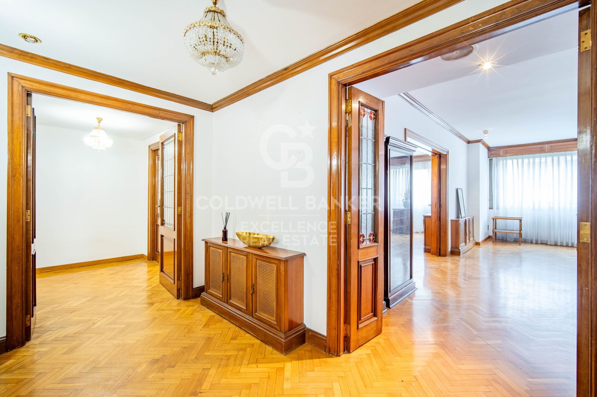 Exklusive herrschaftswohnung mit 5 suiten und garage in der calle Colón.