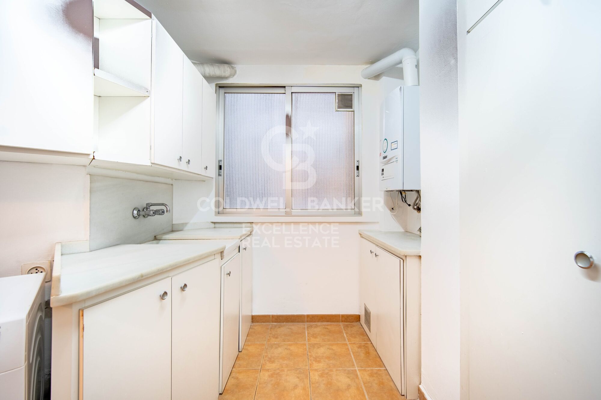 Exklusive herrschaftswohnung mit 5 suiten und garage in der calle Colón.