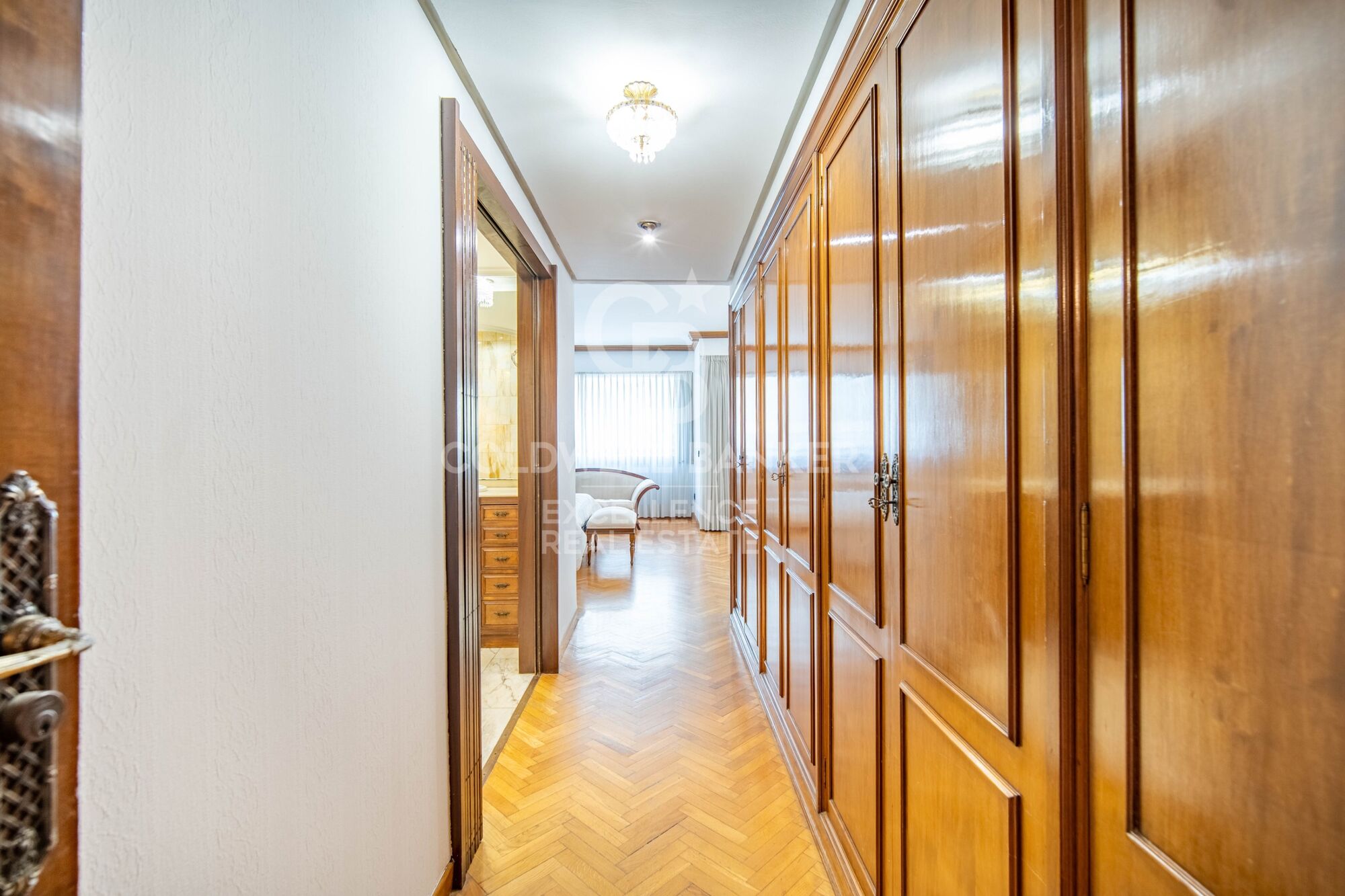 Exklusive herrschaftswohnung mit 5 suiten und garage in der calle Colón.