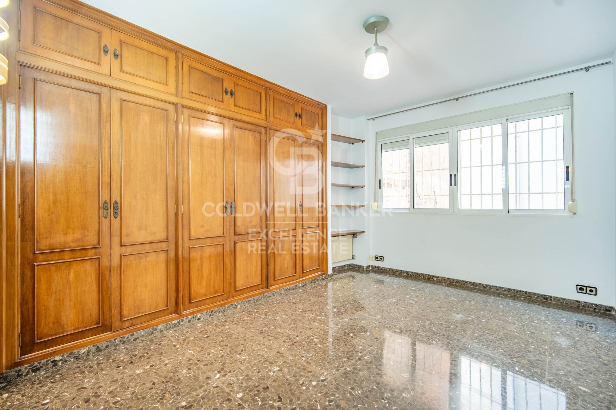 Exklusive herrschaftswohnung mit 5 suiten und garage in der calle Colón.